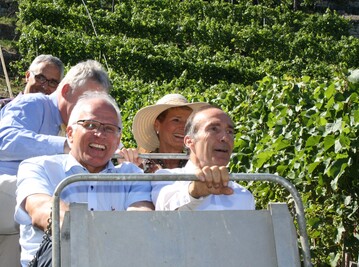 Auf Einladung der CDU-Landtagsabgeordneten Friedlinde Gurr-Hirsch (hinten rechts) besuchte am Montag Staatssekretr Peter Bleser (vorne links) die Weinbausteillagen in Lauffen am Neckar. Fr das realistische Erlebnis durfte auch die Fahrt mit der Monorackbahn nicht fehlen.
