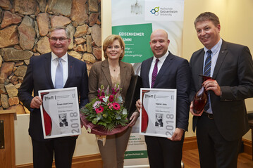 Bundeslandwirtschaftsministerin Julia Klckner und Robert Lnarz zeichnen Dr. Franz Josef Jung und seinen Neffen Ingmar Jung aus. 