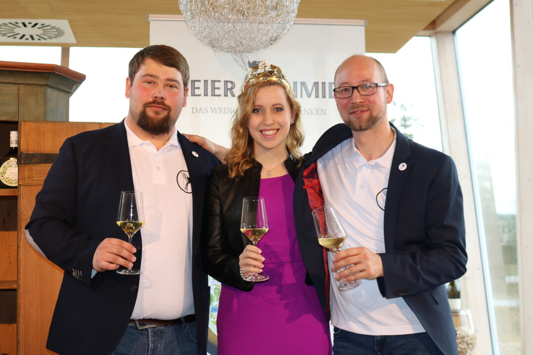 Lukas Schmidt (l.) und Markus Meier (r.) präsentierten gemeinsam mit der fränkischen Weinkönigin Klara Zehnder ihre neuen Guts- und Rebsortenweine.