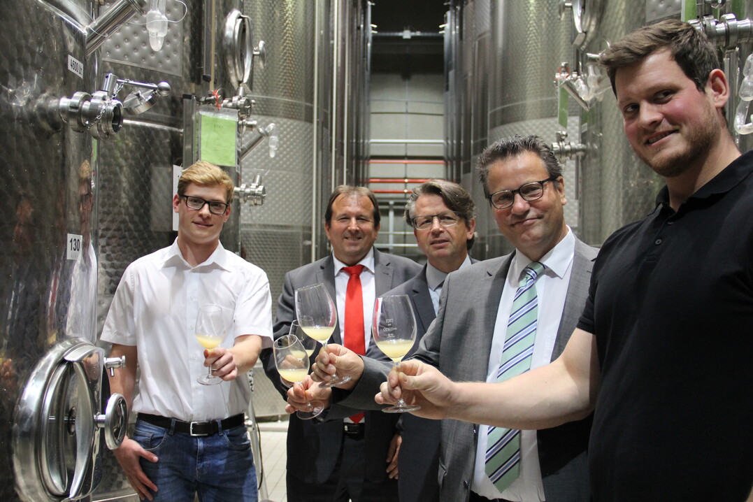 Leon Ringleb, Student Wein - Technologie - Management, Prof. Dr. Otto Weidmann, Dr. Dieter Blankenhorn, Minister Peter Hauk, MdL und Christoph Kern bei der Verkostung in der Weinkellerei Wihelm Kern in Kernen-Rommelshausen.