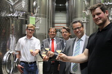  Leon Ringleb, Student Wein - Technologie - Management, Prof. Dr. Otto Weidmann, Dr. Dieter Blankenhorn, Minister Peter Hauk, MdL und Christoph Kern bei der Verkostung in der Weinkellerei Wihelm Kern in Kernen-Rommelshausen.