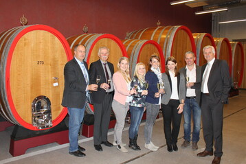 Die Weinhoheiten werden bei der Genossenschaftskellerei Heilbronn-Erlenbach-Weinsberg herzlich empfangen (von links): Justin Kirchner, Vorstandsvorsitzender Genossenschaftskellerei Heilbronn-Erlenbach-Weinsberg, Hermann Hohl, Prsident Weinbauverband Wrttemberg, Andrea Ritz, Wrttemberger Weinknigin, Jasmin Knrzer, Wrttemberger Weinprinzessin, Lena Endesfelder, Deutsche Weinknigin, Mara Walz, Deutsche Weinprinzessin, Peter Albrecht, Vizeprsident Weinbauverband Wrttemberg und Karl Seiter, Geschftsfhrer Genossenschaftskellerei Heilbronn-Erlenbach-Weinsberg.