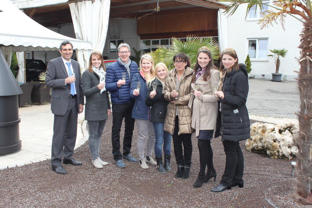 V.l. Klaus Zenth, Brgermeister Gemeinde Abstatt, Lena Endesfelder, Deutsche Weinknigin, Heiko Wangler, Inhaber Weinkellerei Wangler, Andrea Ritz, Weinknigin Wrttemberg, Jasmin Knrzer, Weinprinzessin Wrttemberg, Katja Wangler, Christina Schneider, Deutsche Weinprinzessin, Mara Walz, Deutsche Weinprinzessin vor der Weinkellerei Wangler in Abstatt.