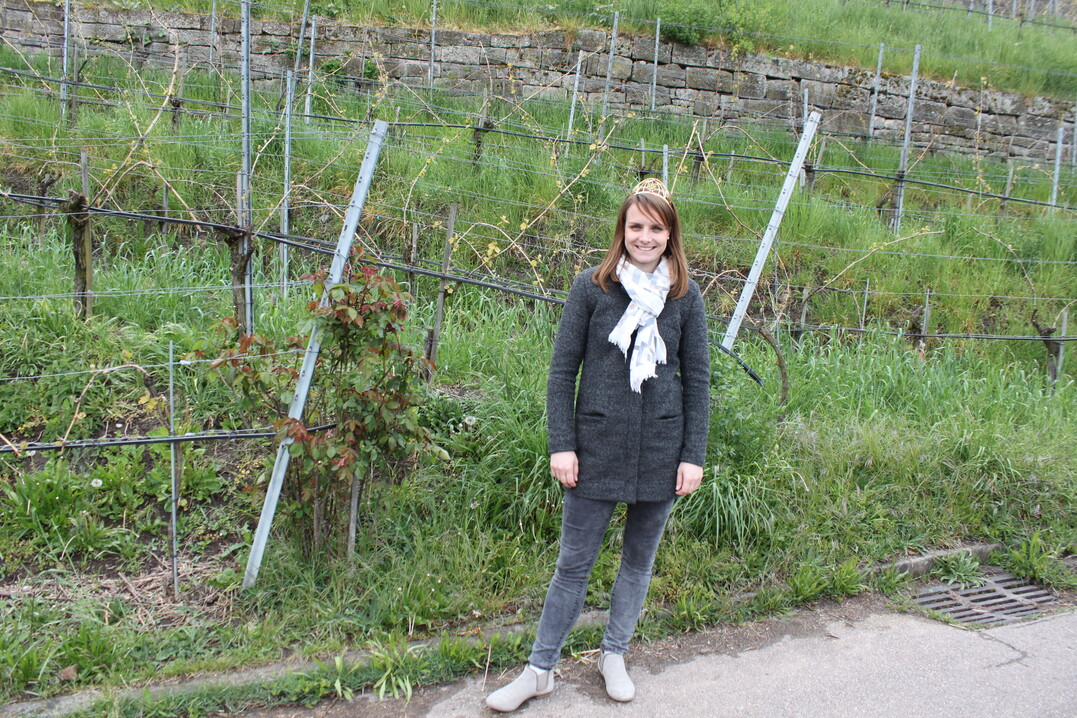 Lena Endesfelder schaut sich auch einen der Weinberge des VDP-Schlossguts Hohenbeilstein genauer an.