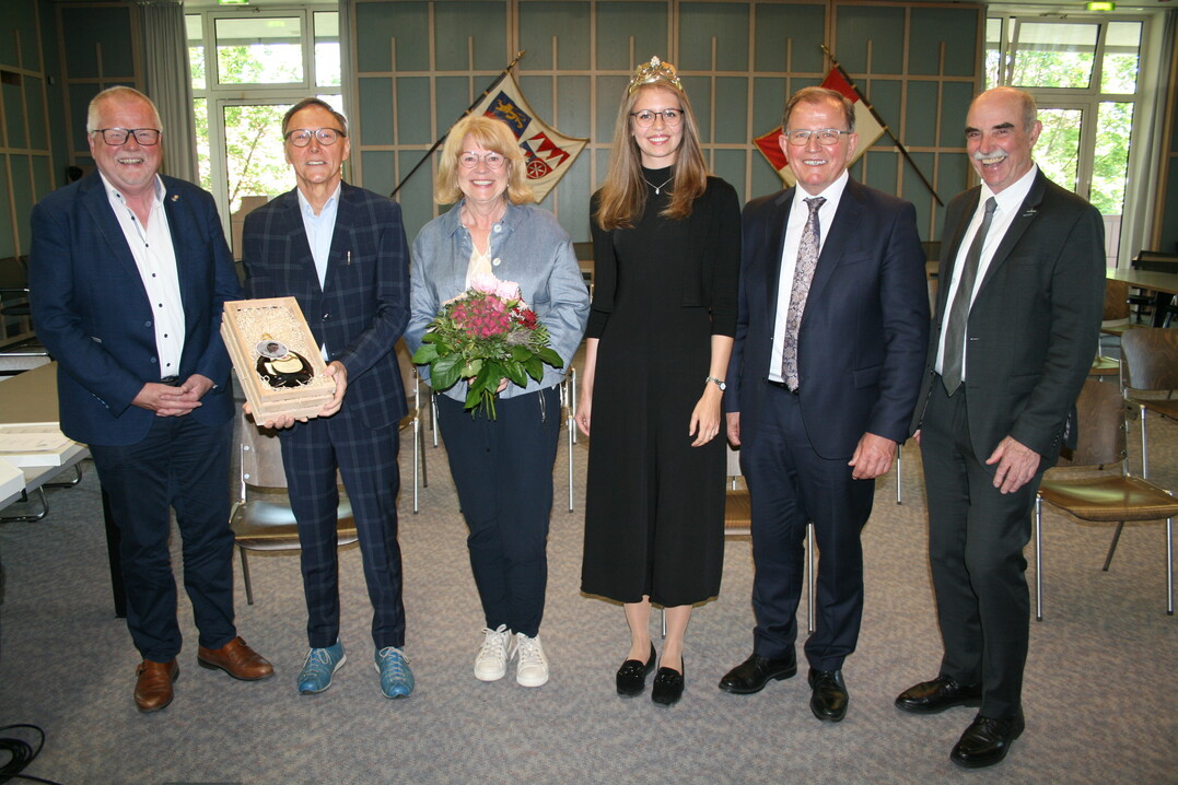 Strahlende Gesichter (v. l.): Festredner Eberhard Schellenberger, Weinfachberater Hermann Mengler mit Ehefrau, Weinknigin Eva Brockmann, Bezirkstagsprsident Erwin Dotzel und Weinbau-Prsident Artur Steinmann.
