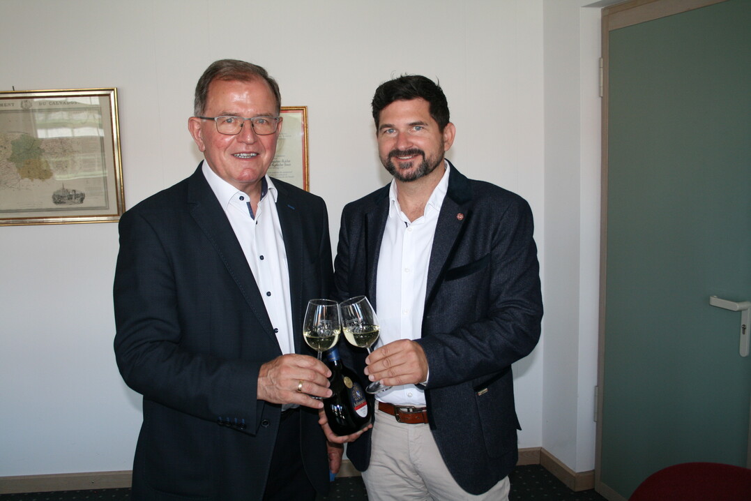 Bezirkstagspräsident Erwin Dotzel (links) heißt den neuen Weinfachberater Ralf Schwarz willkommen.
