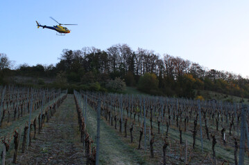 Hubschrauber im Einsatz gegen Frost.