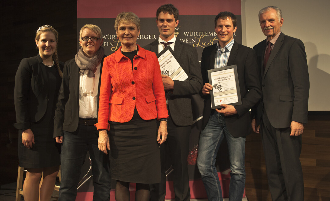 Bei der Verleihung des Jungwinzerpreises 2016 in Heilbronn (von links): Weinkönigin Andrea Ritz, Rebe & Wein Redakteurin Regina Klein, Staatssekretärin Friedlinde Gurr-Hirsch, Jungwinzerpreisträger in der Kategorie "Winzer" Christoph Klopfer, Philipp Laipple, Sprecher der Gruppe next Generation (Preisträger in der Kategorie "Kooperation") sowie Verbandspräsident Hermann Hohl.