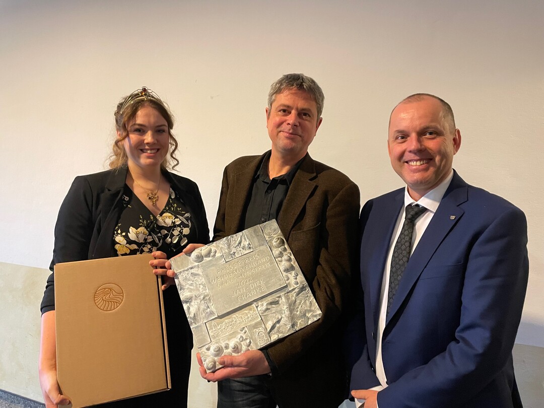 Jan-Dirk Franke (mitte) ist Redakteur der Freien Presse beim Chemnitzer Verlag und Druck GmbH & Co. KG. Er erhielt den Pressepreis.
