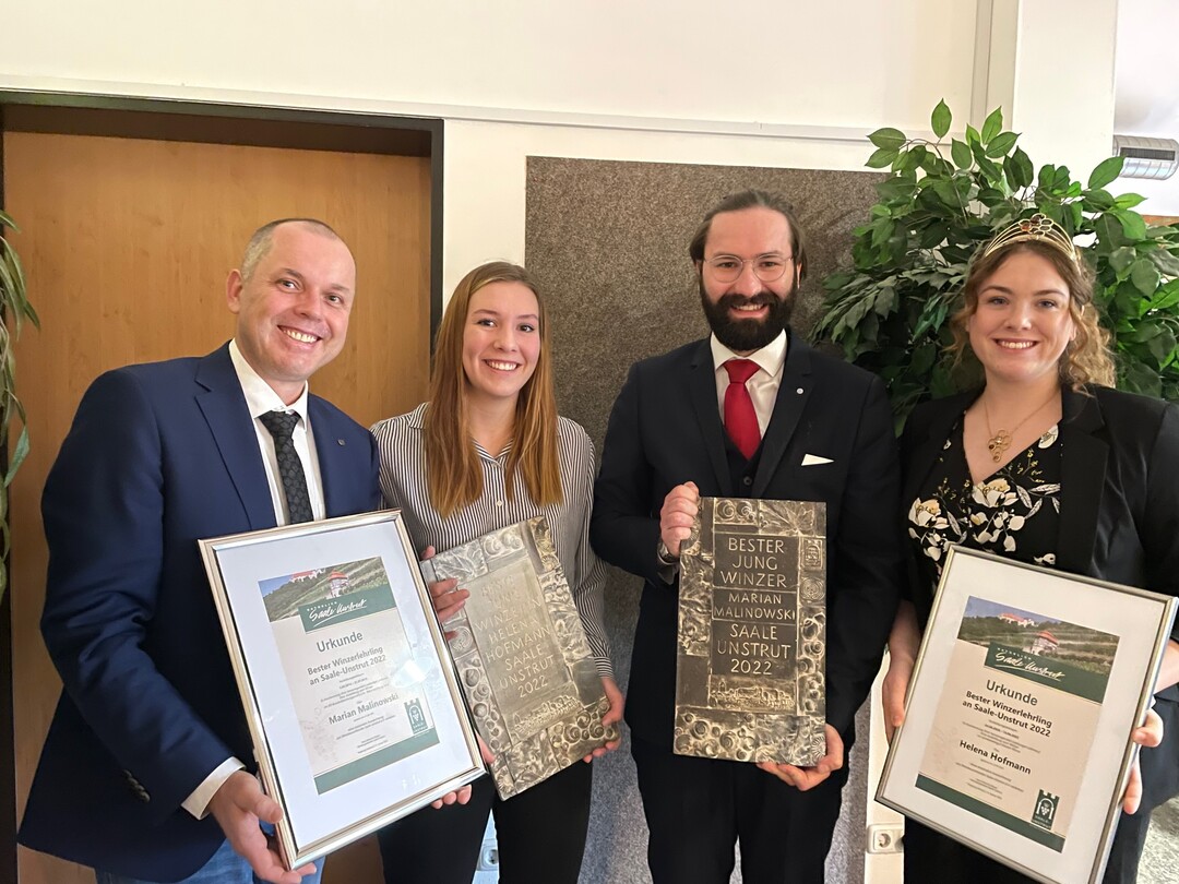 Die Gebietsweinknigin Romy Richter (rechts) und der WeinbauprsidentHans Albrecht Zieger die Ehrungen an die besten Winzerlehrlinge. Helena Hofmann (zweite von links) und Marian Malinowski (zweiter von rechts) erhielten die Auszeichnungen.