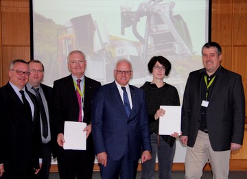 Von links: Dr. Hanns-Christoph Eiden, Prsident der Bundesanstalt fr Landwirtschaft und Ernhrung, Matthias Porten, DLR Mosel, Dr. Gerhard Scholten, Abteilungsleiter Weinbau und Oenologie im DLR Mosel, Peter Bleser, Parlamentarischer Staatssekretr beim Bundesminister fr Ernhrung und Landwirtschaft, und Eheleute Hoffmann, Carl Hoffmann Landmaschinen GmbH.