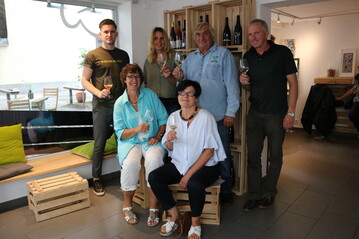 In der ersten Bioweinlaube auf dem Stuttgarter Weindorf sind alle Bioverbnde vertreten. Die Winzerinnen und Winzer der Grnen 9 freuen sich auf die Zeit in ihrer Laube. Mit von der Partie sind (v. l.): Adrian Beurer (Weingut Beurer), Bettina Roth (Weingut Forsthof), Hermann Schmalzried (Weingut Schmalzried), Andreas Ellwanger (Weingut Doreas), Marlene Huermann (Weingut Huermann) und Michaela Weinreuter (Weingut Weinreuter). 