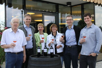 Hanspeter, Friedrich, Brigitte, Ina, Ulrich und Christoph Kern (v.l.) feiern stolz ihre neue Kellerei mit Verkaufsraum