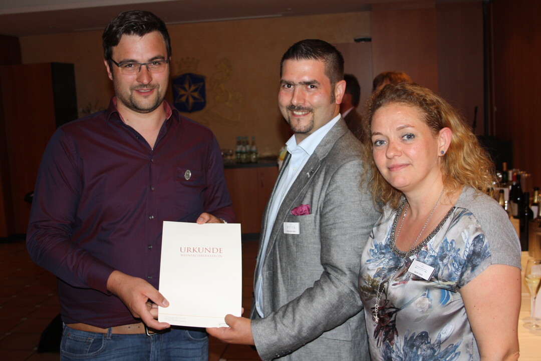 Von links nach rechts: Michael Birnbreier, bester Absolvent Weinfachberater, Alexander Ultes, Prfungsausschuss Vorsitzender und Sarah Zrb, Leiterin Bildung, International Wine Institute.