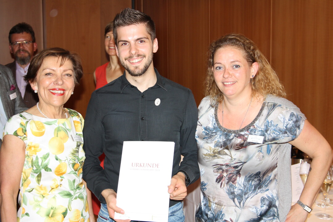 Luitgard Frhlig, Stellvertretende Prfungsausschuss Vorsitzende, Oliver Adler, bester Absolvent Commis Sommelier und Sarah Zrb, Leiterin Bildung, International Wine Institute.