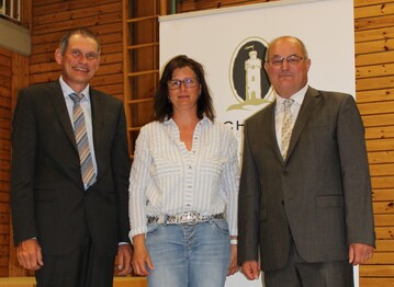 Von links: Klaus Schlienz (Aufsichtsratsvorsitzender), Daniela Bcklen (erstes weibliches Vorstandsmitglied der Heuchelberg Weingrtner), Ulrich Bader (Vorstandsvorsitzender)