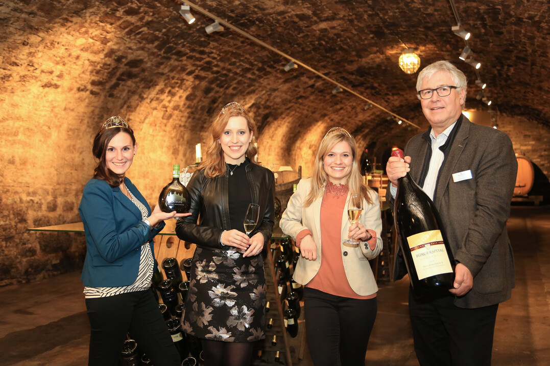 Inga Storck, Klara Zehnder und Carolin Klckner zusammen mit Robert Haller im Weingut Bgerspital (v. l. n. r.).