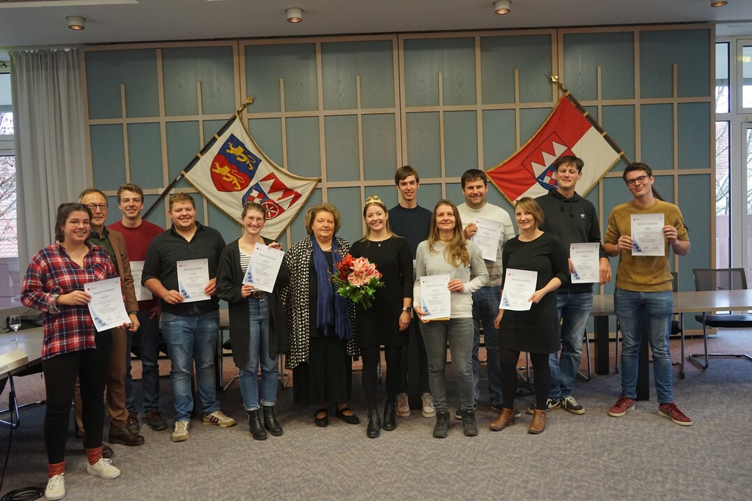 Stolz präsentierten die Teilnehmer des diesjährigen Sensorik-Zertifikats ihre Urkunden. Zu den Gratulanten zählten Weinfachberater Hermann Mengler (zweiter von links), Bezirkstagsvizepräsidentin Eva-Maria Linsenbreder (sechste von links) und die Thüngersheimer Weinprinzessine Eva Glaz (rechts neben Linsenbreder).