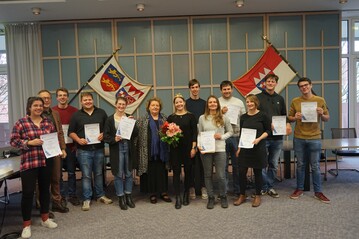 Stolz prsentierten die Teilnehmer des diesjhrigen Sensorik-Zertifikats ihre Urkunden. Zu den Gratulanten zhlten Weinfachberater Hermann Mengler (zweiter von links), Bezirkstagsvizeprsidentin Eva-Maria Linsenbreder (sechste von links) und die Thngersheimer Weinprinzessine Eva Glaz (rechts neben Linsenbreder).