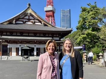 Ministerprsidentin Malu Dreyer (l.) und Ahrweinknigin Katja Hermann vor dem Tokyo Tower.