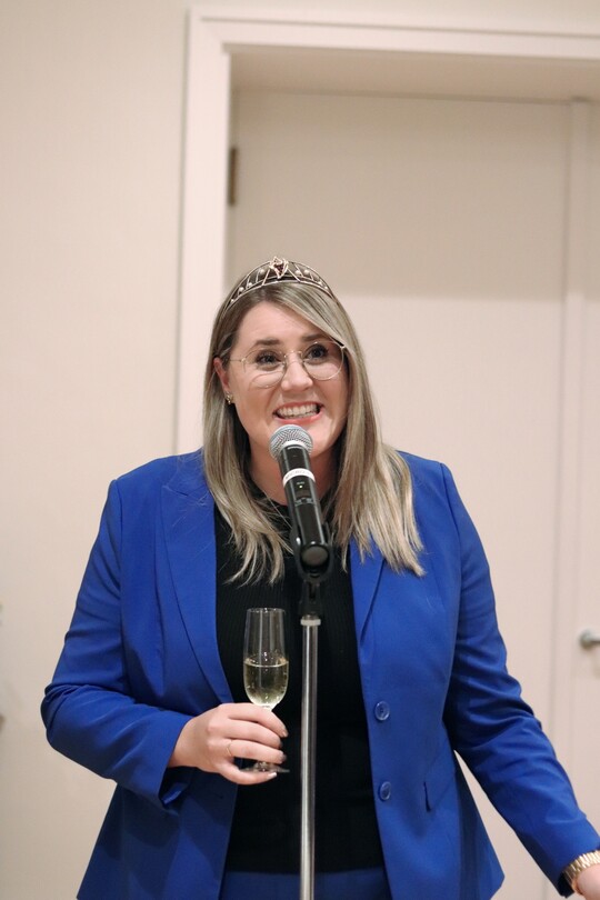 Beim Abendempfang des deutschen Botschafters stellt Katja Hermann rheinland-pflzische Weine vor.