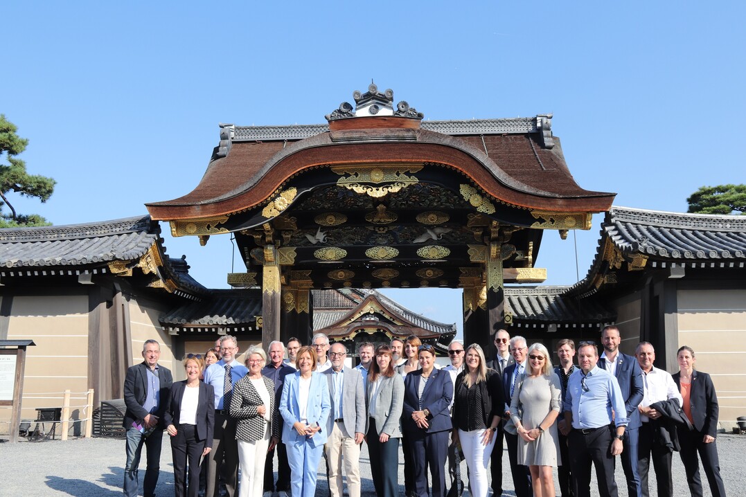 Gruppenfoto der rheinland-pflzischen Delegation vor dem Schloss Nijo-jo, der ehemaligen Kaiservilla in Kyoto und heute Weltkulturerbe.