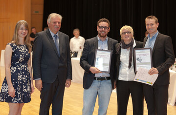 Im Rahmen des Heilbronner Weingipfels wurden die Sieger des Jungwinzerpreises 2014 ausgezeichnet: Fabian Rajtschan (rechts) sowie Alexander Link (dritter von rechts). Links Weinknigin Stefanie Schwarz neben Weinbauprsident Hermann Hohl. Die Laudatio hielt Rebe & Wein-Redakteurin Regina Klein (zweite von rechts). 