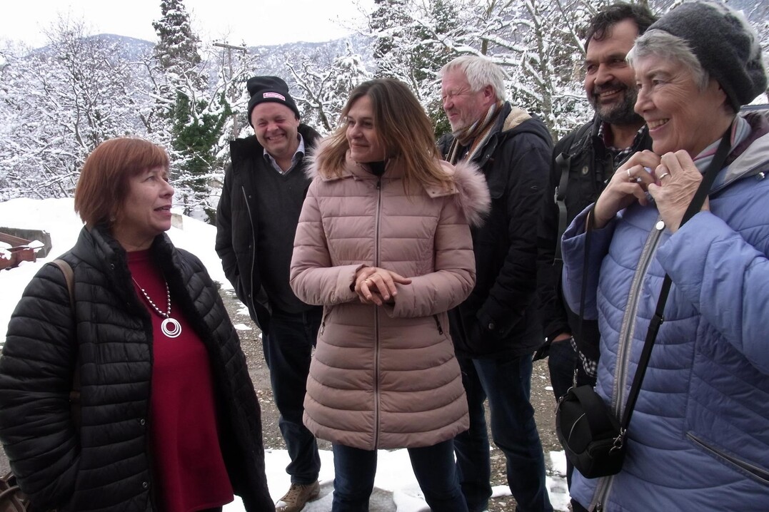 „Wir setzen auf Qualitätsweine. Massenproduktion ist nicht unsere Sache“, erläutert Winzerin Zacharoula Loudas (2. v. l.), die mit ihrem Mann Konstantinos Loudas das Weingut ihrer Familie in Kalambaka, unweit der Meteora-Klöster, weiterführt – nachdem die 2008 einsetzende Wirtschaftskrise die Eheleute in Athen arbeitslos gemacht hatte. Ganz links im Bild: Reiseführerin Kiki Iliadou.