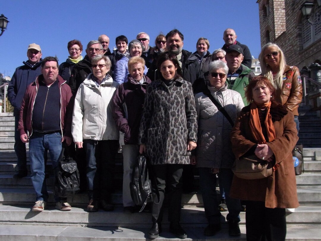 Die vor 2300 Jahren gegrndete Hafenstadt Thessaloniki zog die Besucher in den Bann  nicht zuletzt wegen des Wechsels zwischen antik und neu, pittoresk schnen alten Gebuden und eher fader Zweckarchitektur. Mit auf dem Bild (2. v. r.) Reisefhrerin Susan Kountouri, die die Gruppe im zweiten Teil der Stippviste begleitete.