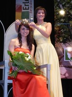 Christin Ungemach krönt ihre Nachfolgerin Kristin Langmann