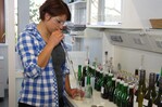 Die Azubis der LWG machen während ihrer Ausbildung auch Station in der Weinanalytik