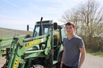 Die Arbeiten im Weinberg macht Philipp am liebsten. Jetzt im Frühjahr muss Kompost in die Öko-Weinberge gefahren werden