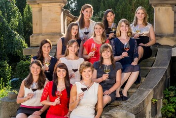 Die Hlfte ist schon raus. Am 25. September kmpfen die verbliebenen 6 Finalistinnen um das Amt der Deutschen Weinknigin. Mit dabei die Wrttembergische Weinknigin Stefanie Schwarz (3. Reihe, rechts auen)