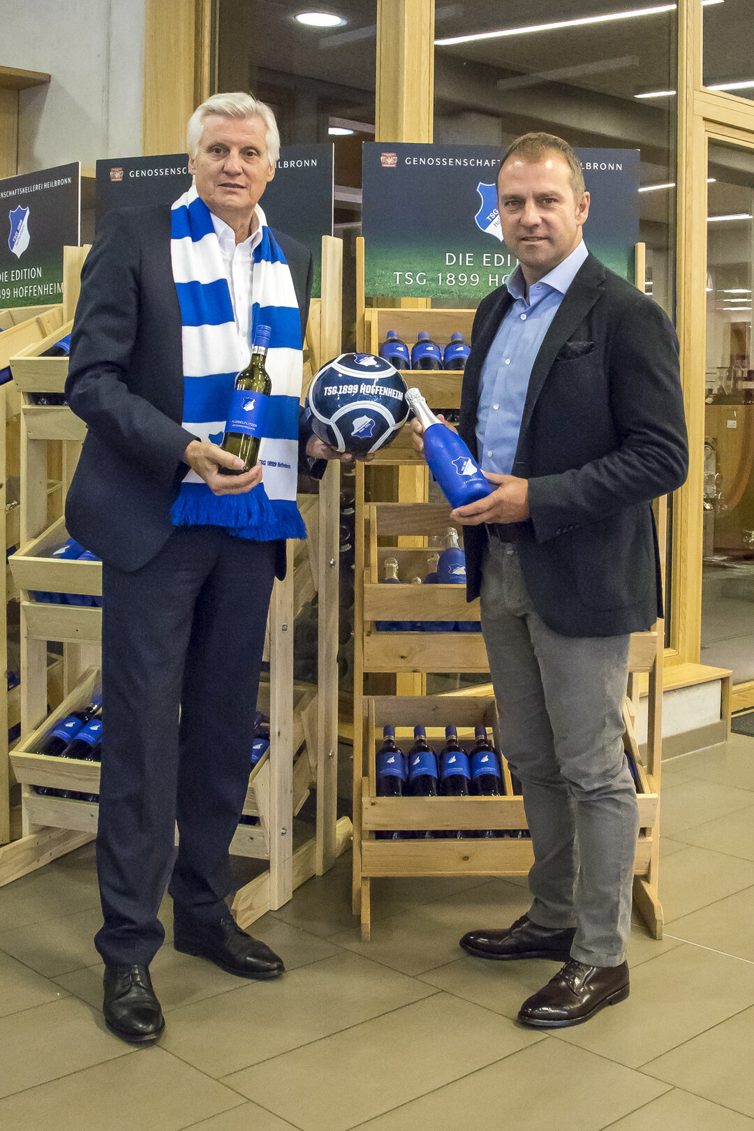 WG-Geschftsfhrer Karl Seiter und TSG-Sport-Geschftsfhrer Hansi Flick freuen sich ber die neuen Produkte.