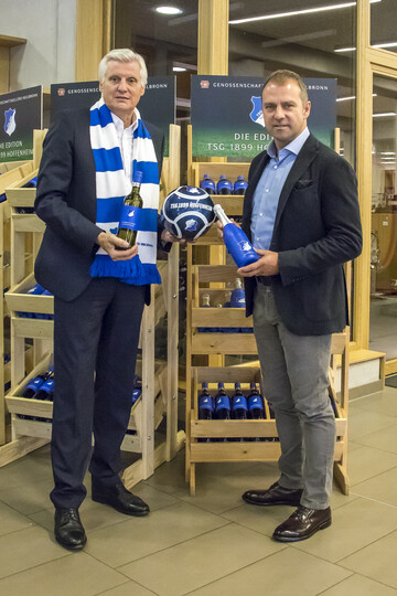 WG-Geschftsfhrer Karl Seiter und TSG-Sport-Geschftsfhrer Hansi Flick freuen sich ber die neuen Produkte.