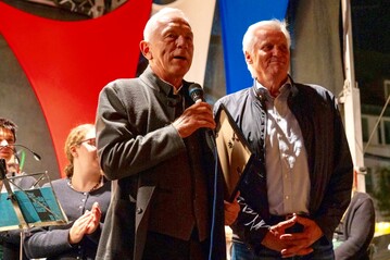 Zum Groen Zapfenstreich auf dem Heilbronner Marktplatz waren viele Weindorf-Weggefhrden von Karl Seiter mit dabei, um ihm fr dieses ehrenamtliche Engagement zu danken und jeder Weinbaubetrieb gab ein Flschchen seines besten Weines fr ein Prsent.