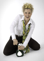 Seit 2007 ist Katharina (21) Weinprinzessin in Frickenhausen. Schon als Kind hat sie mit ihren Eltern Veranstaltungen im kulturellen Bereich mitgestaltet und setzt diese Begeisterung für Franken, Wein und Kultur als Prinzessin um. Derzeit studiert sie an der FH BWL mit dem Ziel zur Spezialisierung auf Stadt-/Tourismusmarkting. Wenn Sie Freizeit hat, gehören Kochen, Singen, Orgel spielen und ein guter Wein zu ihren Lieblingsbeschäftigungen.