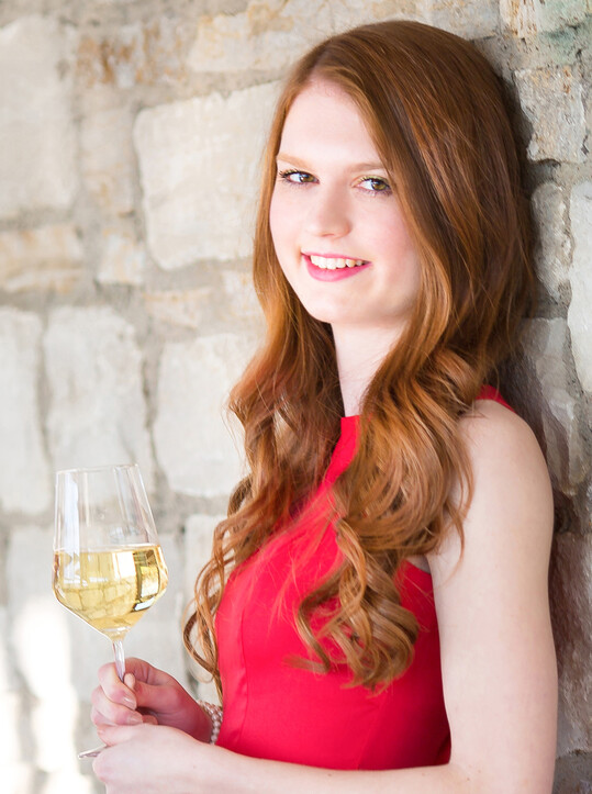 Miriam Kirch ist Weinprinzessin in Fahr. Die 21-jhrige studiert Humanmedizin an der Julius-Maximilians-Universitt in Wrzburg. Ihre Hobbies sind kreatives Kochen, Reisen, Sprachen, Reiten und Skifahren. Auerdem engagiert sie sich als Pfarrgemeindertin, in der Jugendarbeit und als Lektorin.