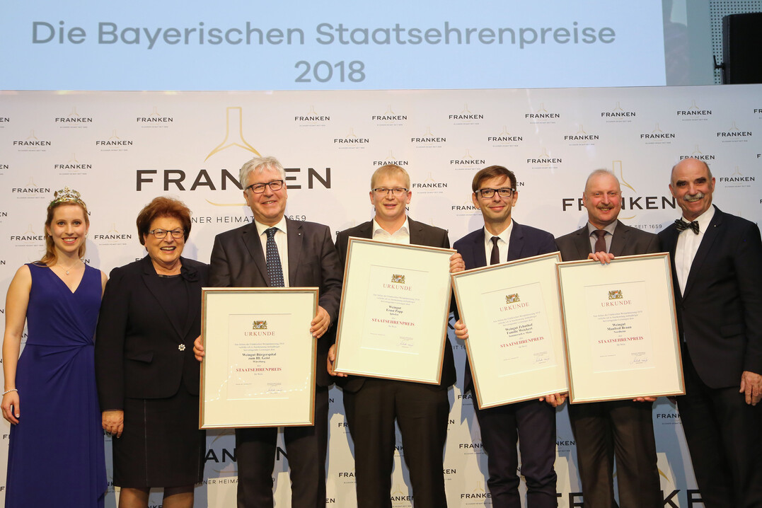 Von links: Fränkische Weinkönigin und Deutsche Weinprinzessin Klara Zehnder, Landtagspräsidentin Barbara Stamm, Robert Haller (Weingut Bürgerspital zum Hl. Geist), Johannes Popp (Weingut Ernst Popp), Tobias Weickert (Weingut Zehnthof, Familie Weickert), Manfred Braun (Weingut Manfred Braun) und Präsident des Fränkischen Weinbauverbands e.V. Artur Steinmann.