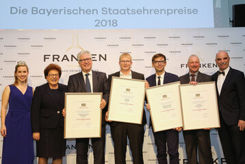 Von links: Frnkische Weinknigin und Deutsche Weinprinzessin Klara Zehnder, Landtagsprsidentin Barbara Stamm, Robert Haller (Weingut Brgerspital zum Hl. Geist), Johannes Popp (Weingut Ernst Popp), Tobias Weickert (Weingut Zehnthof, Familie Weickert), Manfred Braun (Weingut Manfred Braun) und Prsident des Frnkischen Weinbauverbands e.V. Artur Steinmann.
