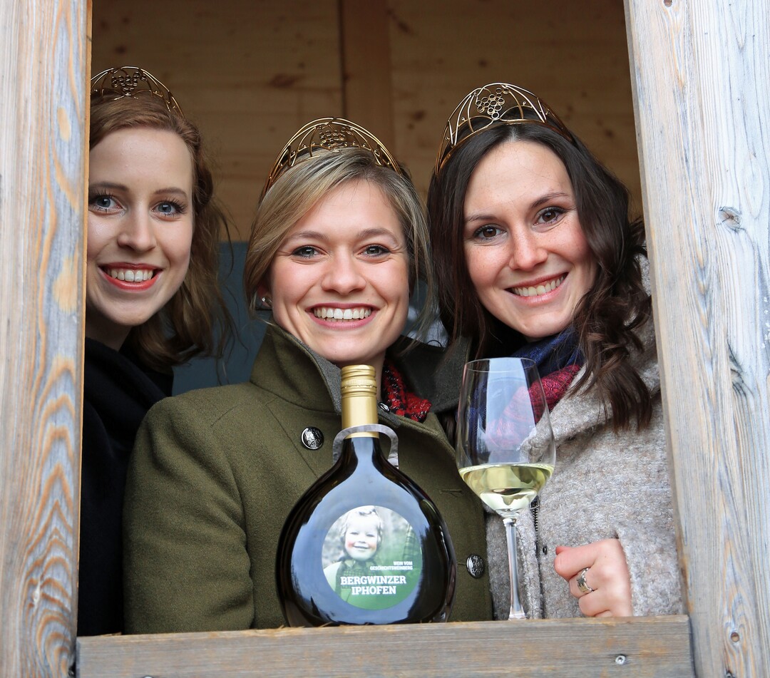 Klara Zehnder, Carolin Klöckner und Inga Storck auf dem Geschichtsweinberg Iphofen (v. l. .n. r.).