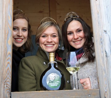 Klara Zehnder, Carolin Klckner und Inga Storck auf dem Geschichtsweinberg Iphofen (v. l. .n. r.).