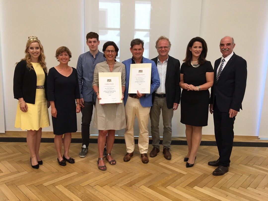 Fränkische Weinkönigin Klara Zehnder, Dr. Annette Freibauer, Vincenz Knoll, Sandra Knoll, Ralph Düker, Wolfgang Platzwahl, Staatsministerin Michaela Kaniber, Weinbaupräsident Artur Steinmann (v. l.) bei der Verleihung des Bayerischen Klimapreises.