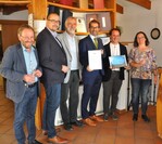 Dr. Andre Baumann (Vierter von links), Staatssekretär im Ministerium für Umwelt, Klima und Energiewirtschaft über Klima und Energiewirtschaft überreicht das Zertifikat “Klimaneutrales Weingut“ an Familie Ellwanger. (v. l. Bernhard Ellwanger, OB Michael Scharmann, Professor Armin Gemmrich, Dr. Andre Baumann, Sven und Yvonne Ellwanger.