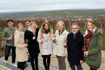 Die deutschen Weinhoheiten Katharina Staab, Charlotte Freiberger und Laura Lahm (links) besuchten unter anderem das Weingut Clemens Frhlich in Escherndorf. Die Frnkische Weinknigin Silena Werner (rechts) begleitete die Hoheiten auf ihrem Besuch durch Franken. 