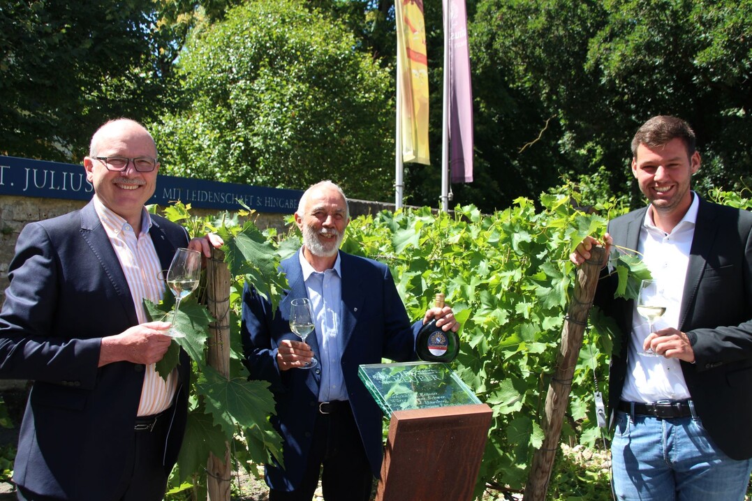 Weingutsleiter Horst Kolesch verabschiedet Weinbergsmeister Lothar Fler (Mitte) und gratuliert Thomas Hufnagel (r.) zur Bestellung als Nachfolger.