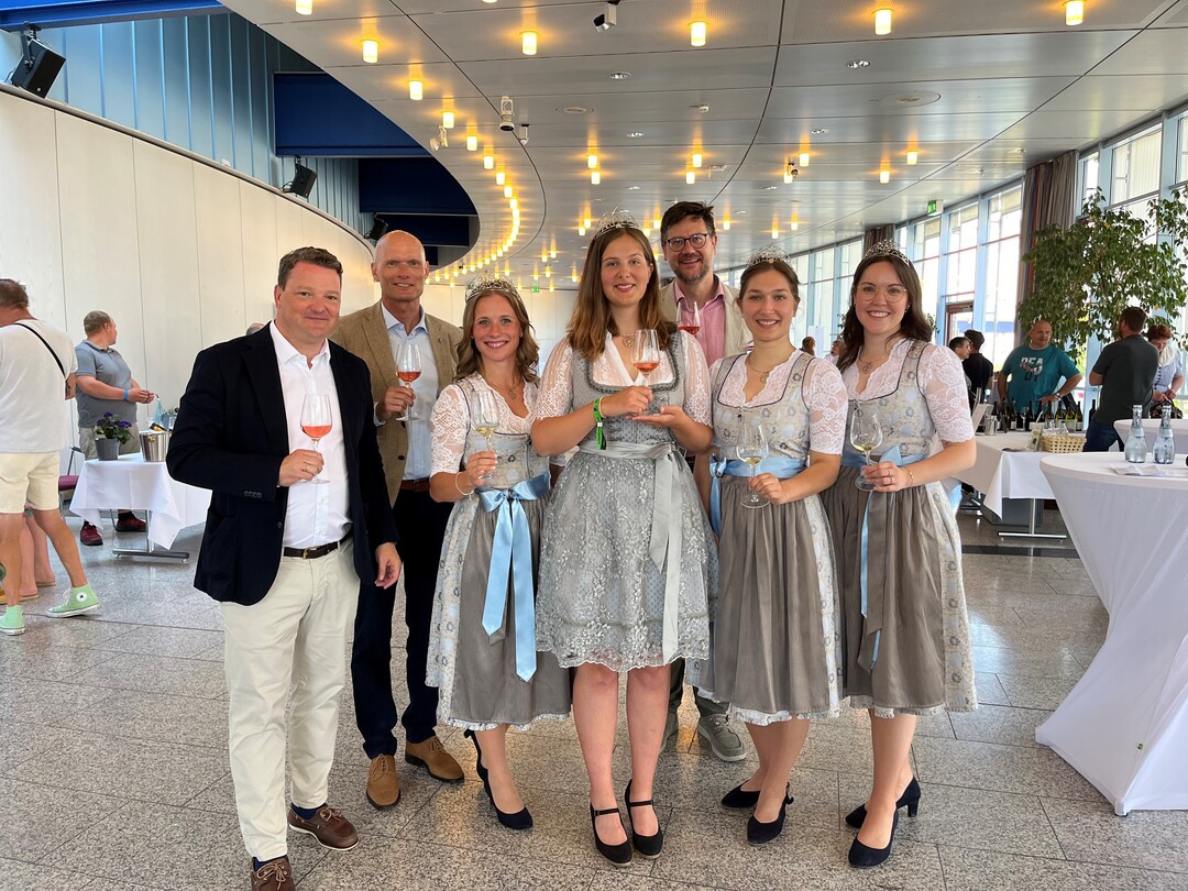 Zur Krönung konnte Julia Reichert (Bildmitte) die Glückwünsche entgegennehmen (v.l.): Holger Klein (Geschäftsführer Badischer Weinbauverband), Dirk Elkemann (OB Wiesloch), Jessica Himmelsbach (Badische Weinkönigin), Matthias Eckstein (Geschäftsführer Palatin Hotel Wiesloch) sowie Geraldine Liebs und Lisa Huber (Badische Weinprinzessinnen) entgegennehmen.