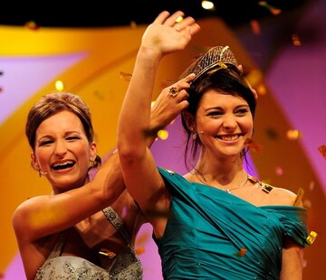 Evelyn Schmidt, die 59. Deutsche Weinknigin, krnt ihre Nachfolgerin Marlies Dumbsky am 10. Oktober 2008 in Neustadt an Weinstrae. 