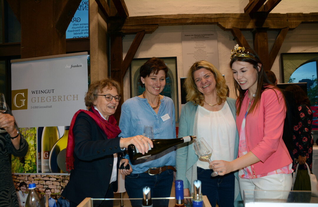 Weinkönigin Carolin Meyer besuchte alle Winzerinnen an ihren Ständen.