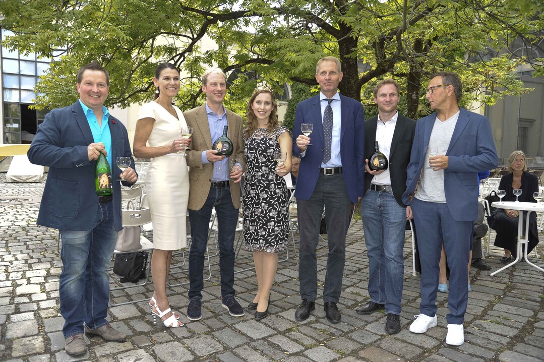 Kunstministerin Prof. Dr. Kiechle prsentiert in Mnchen den Bayerischen Museumswein. Auf dem Bild zu sehen sind: Klaus Hfling (Weingut Klaus Hfling aus Euenheim), Staatsministerin Prof. Dr. med. Marion Kiechle, Martin Schmitt (Weingut Schmitts Kinder aus Randersacker), Frnkische Weinknigin Klara Zehnder, Dr. Florian Knau (leitender Sammlungsdirektor Staatliche Antikensammlungen und Glyptothek Mnchen), Lorenz Neder (Weingut Neder aus Ramsthal), Hermann Mengler (Bezirk Unterfranken, Vorsitzender der Jury bei der Verkostung und Prmierung des Museumsweines) (v. l. n. r. ). Foto: Staatliche Antikensammlungen und Glyptothek Mnchen, fotografiert von Renate Khling.